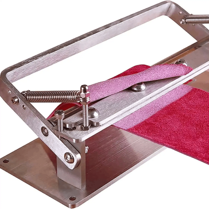Refendeuse cuir manuelle en acier inox, lame 20 cm, vue de trois quart.