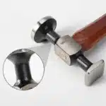 Travaillez le cuir avec précision et efficacité grâce au marteau rivoir, un outil indispensable pour les artisans et passionnés de maroquinerie.