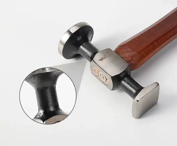 Travaillez le cuir avec précision et efficacité grâce au marteau rivoir, un outil indispensable pour les artisans et passionnés de maroquinerie.