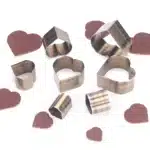 lot d' Emporte piece cuir coeur​ de différente tailles avec morceau de cuir découpés