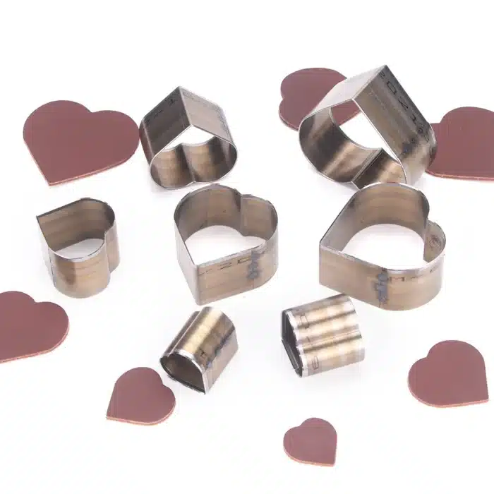 lot d' Emporte piece cuir coeur​ de différente tailles avec morceau de cuir découpés