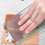 Le brunissoir cuir en verre trempé est fabriqué en verre de sécurité haute résistance, épais de 8 mm, ce qui le rend très solide, résistant à la chaleur et quasiment incassable. Sa surface lisse et droite est parfaite pour travailler sur le cuir sans l’abîmer, tandis que ses bords biseautés assurent une prise agréable et évitent les accrocs ou les coupures.