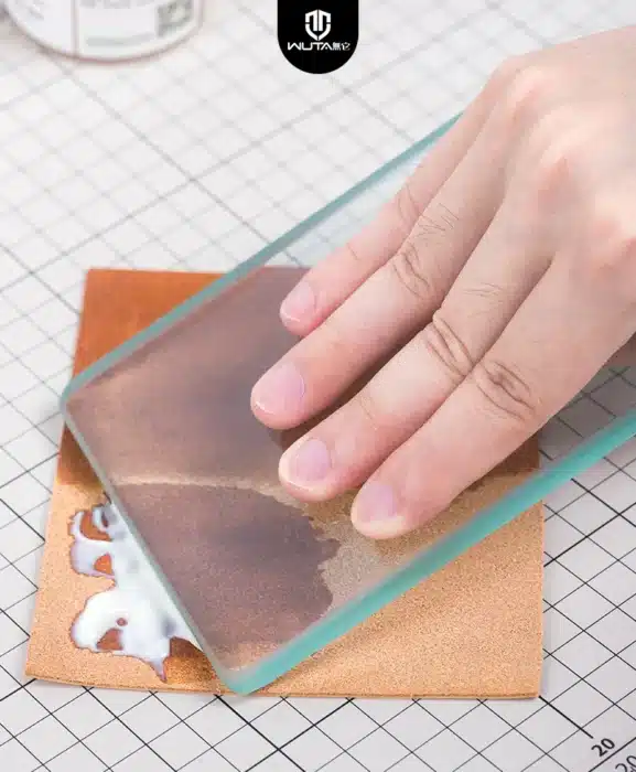 Le brunissoir cuir en verre trempé est fabriqué en verre de sécurité haute résistance, épais de 8 mm, ce qui le rend très solide, résistant à la chaleur et quasiment incassable. Sa surface lisse et droite est parfaite pour travailler sur le cuir sans l’abîmer, tandis que ses bords biseautés assurent une prise agréable et évitent les accrocs ou les coupures.