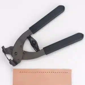Pince à griffe pour couture avec un morceau de cuir percé avec des points régulier